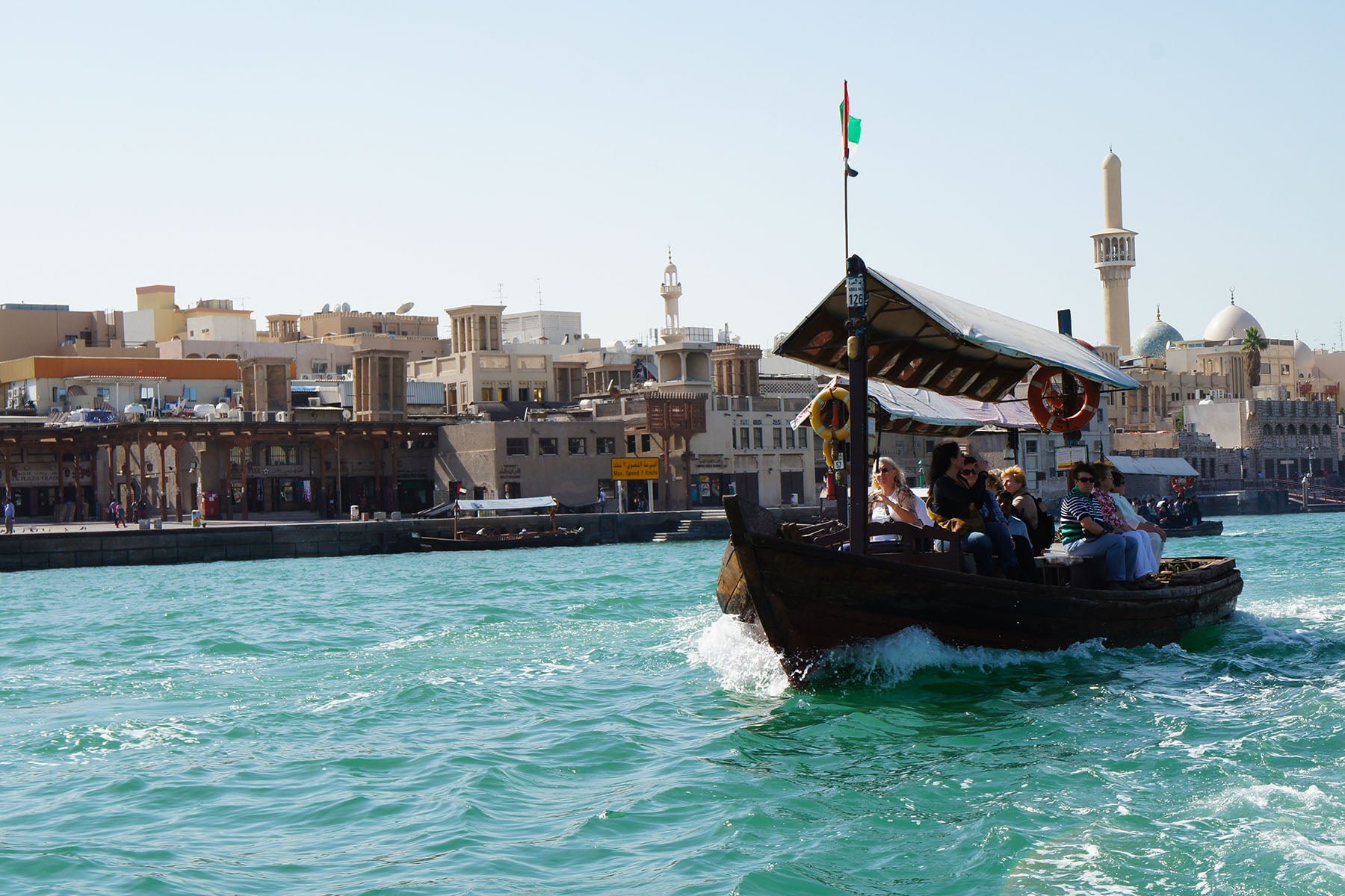 Abra water taxi in Dubai over de Dubai Creek