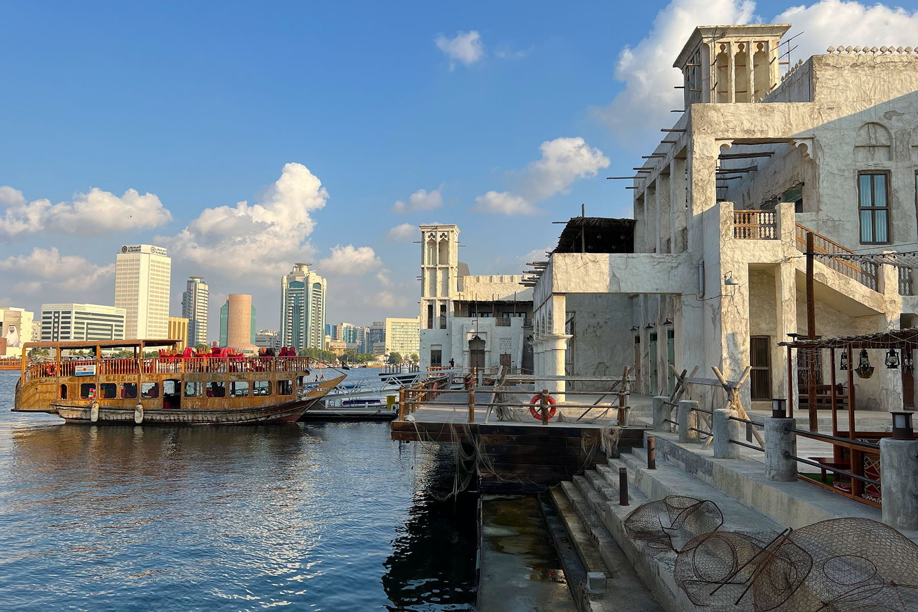 De Al Seef wijk langs de Dubai Creek