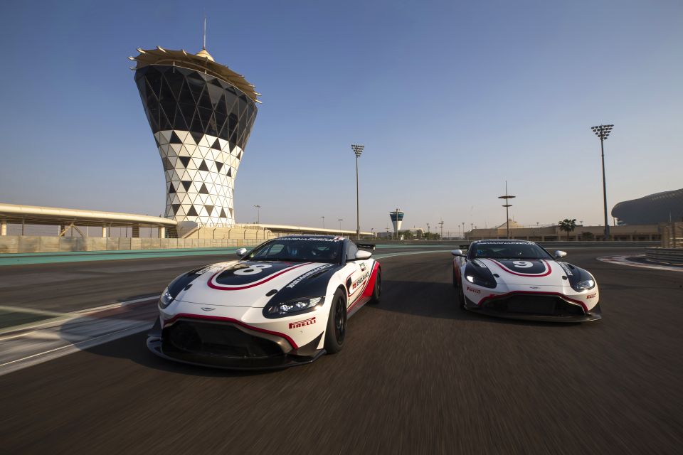 Race met een Aston Martin GT4 over het formule 1 circuit in Abu Dhabi