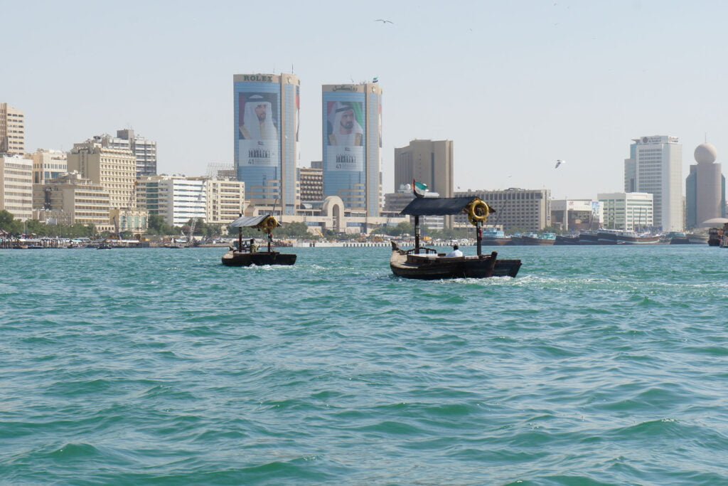 Abra water taxi in Dubai over de Dubai Creek