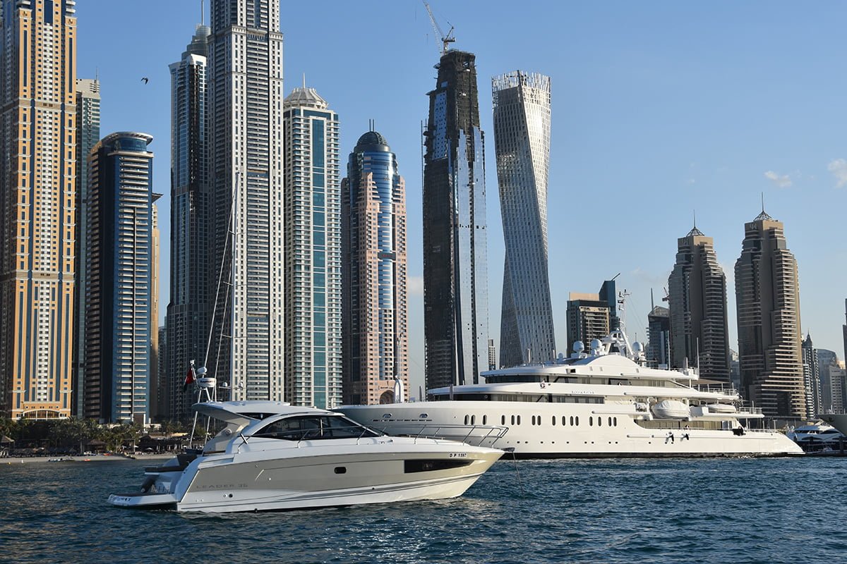Cruise langs het Palm Jumeirah eiland in Dubai