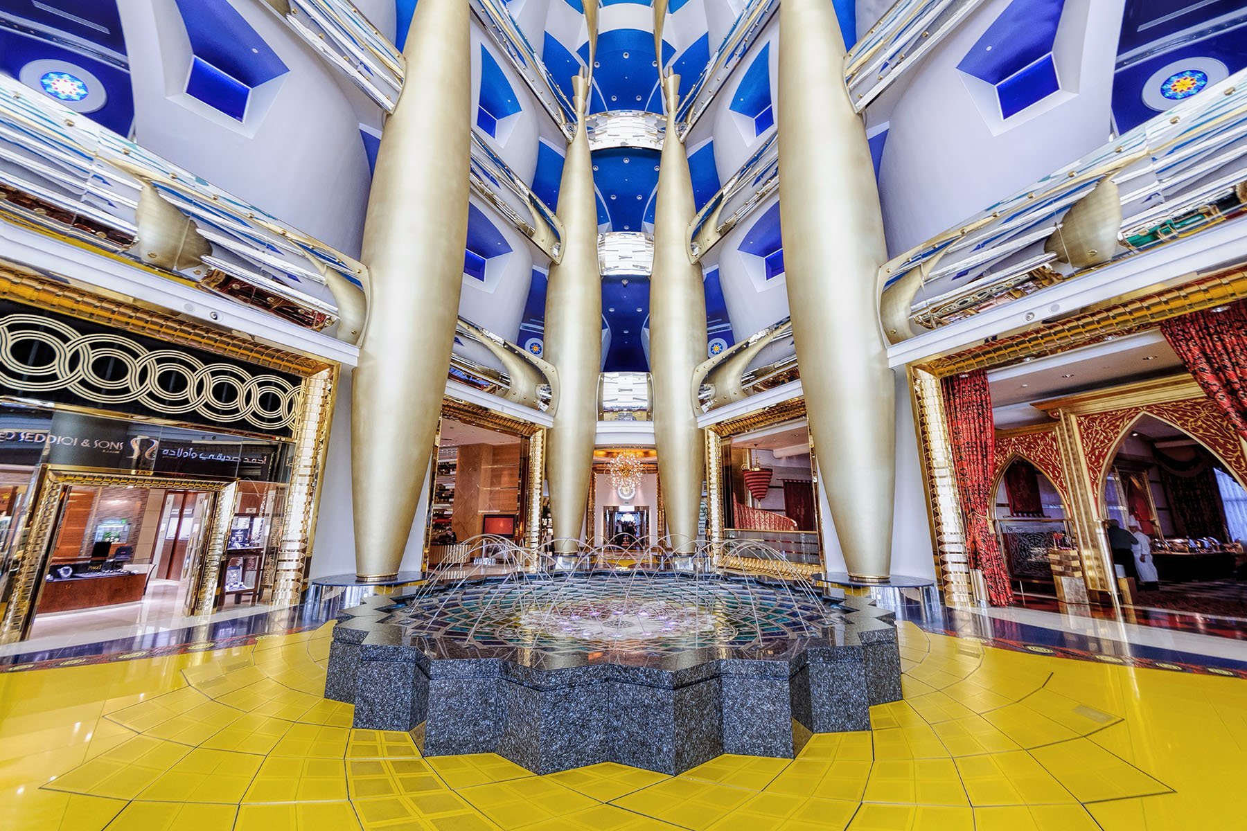 Het interieur van het luxe Burj Al Arab hotel in Dubai
