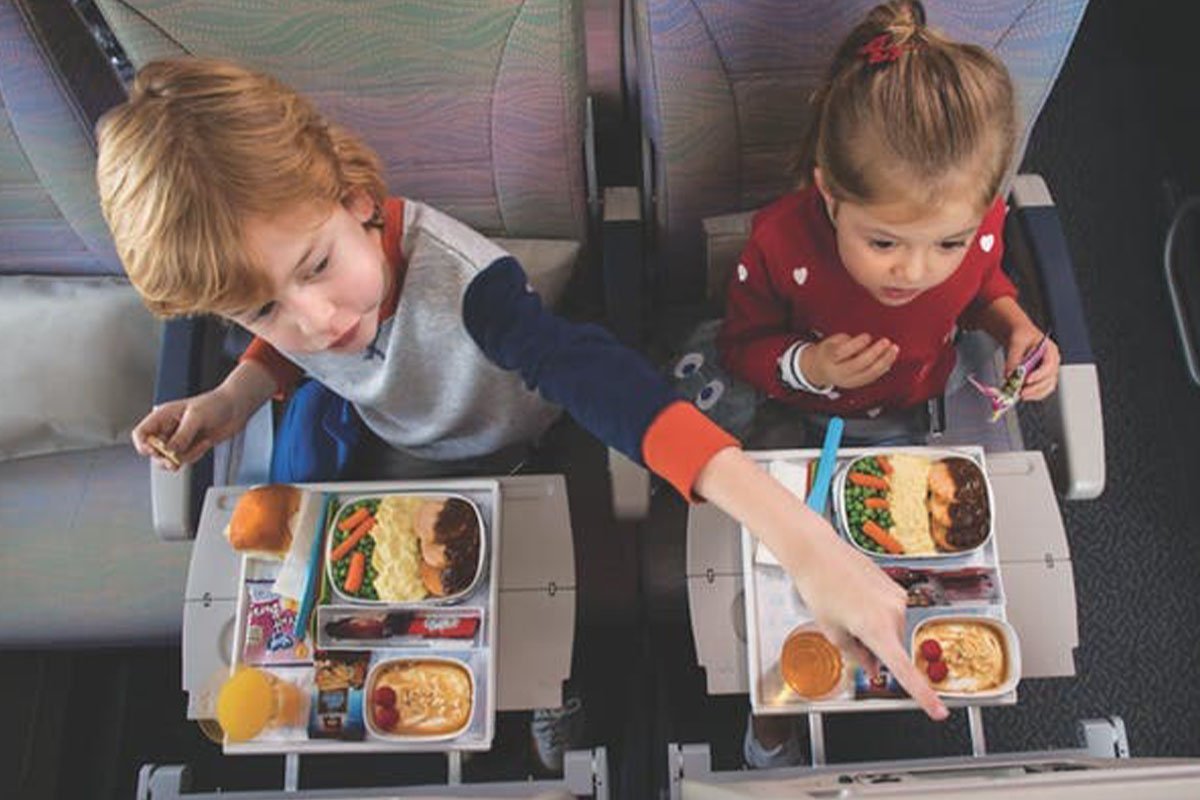 Kindermaaltijden aan boord van een Emirates vlucht