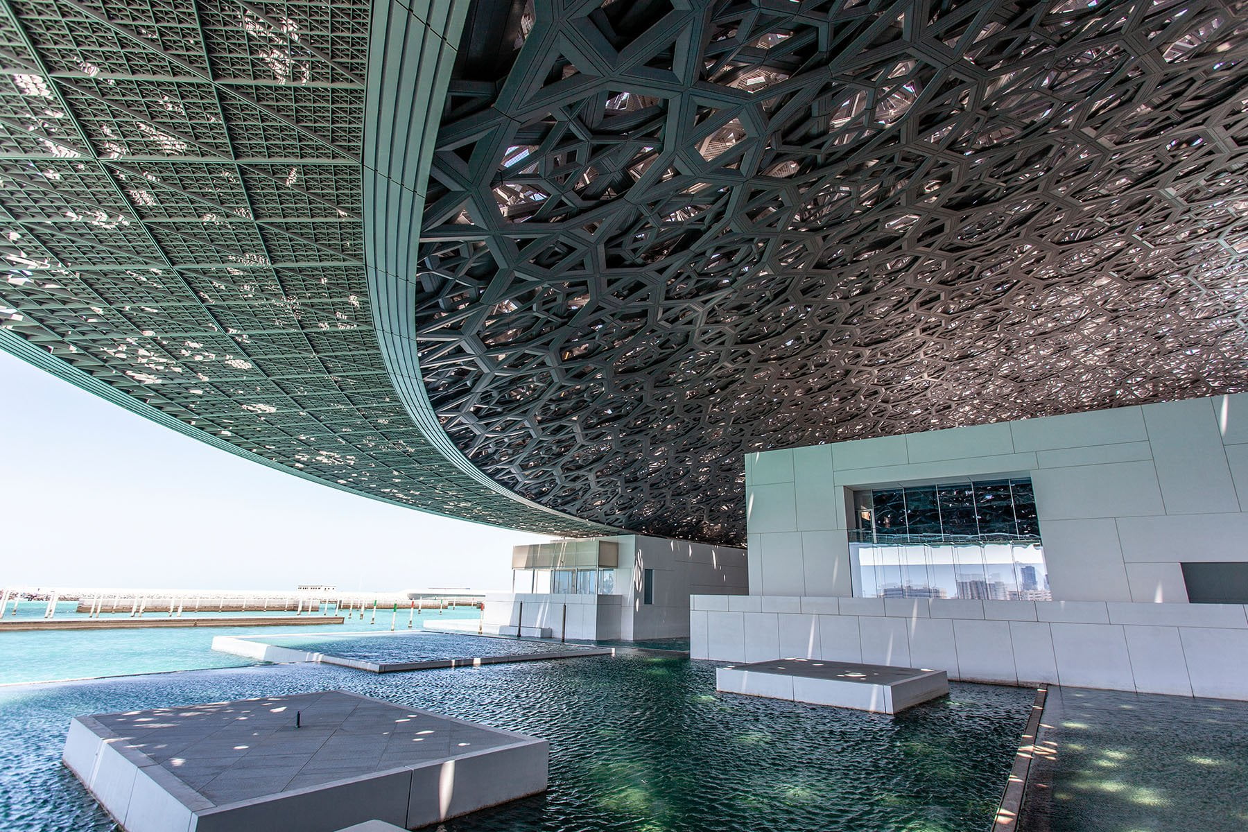 Het Louvre Abu Dhabi museum bezoeken