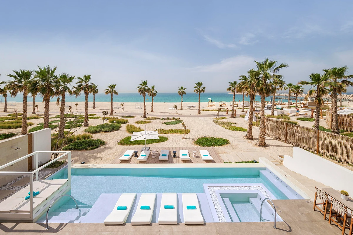 Het Nikki Beach strand in Dubai