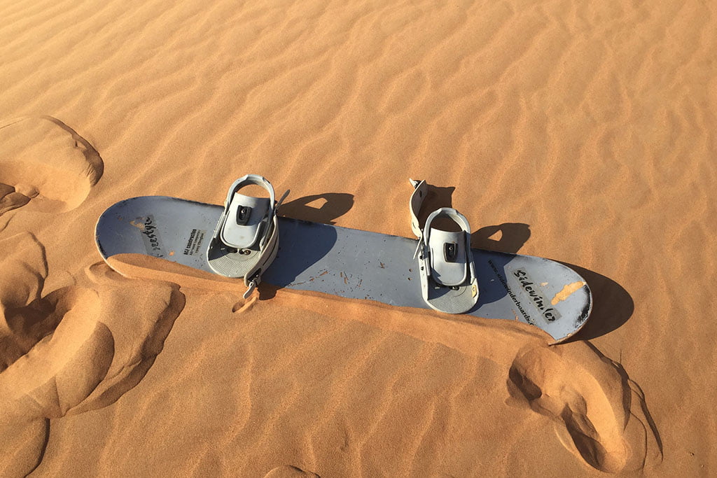 Sandboarden in de woestijn van Dubai
