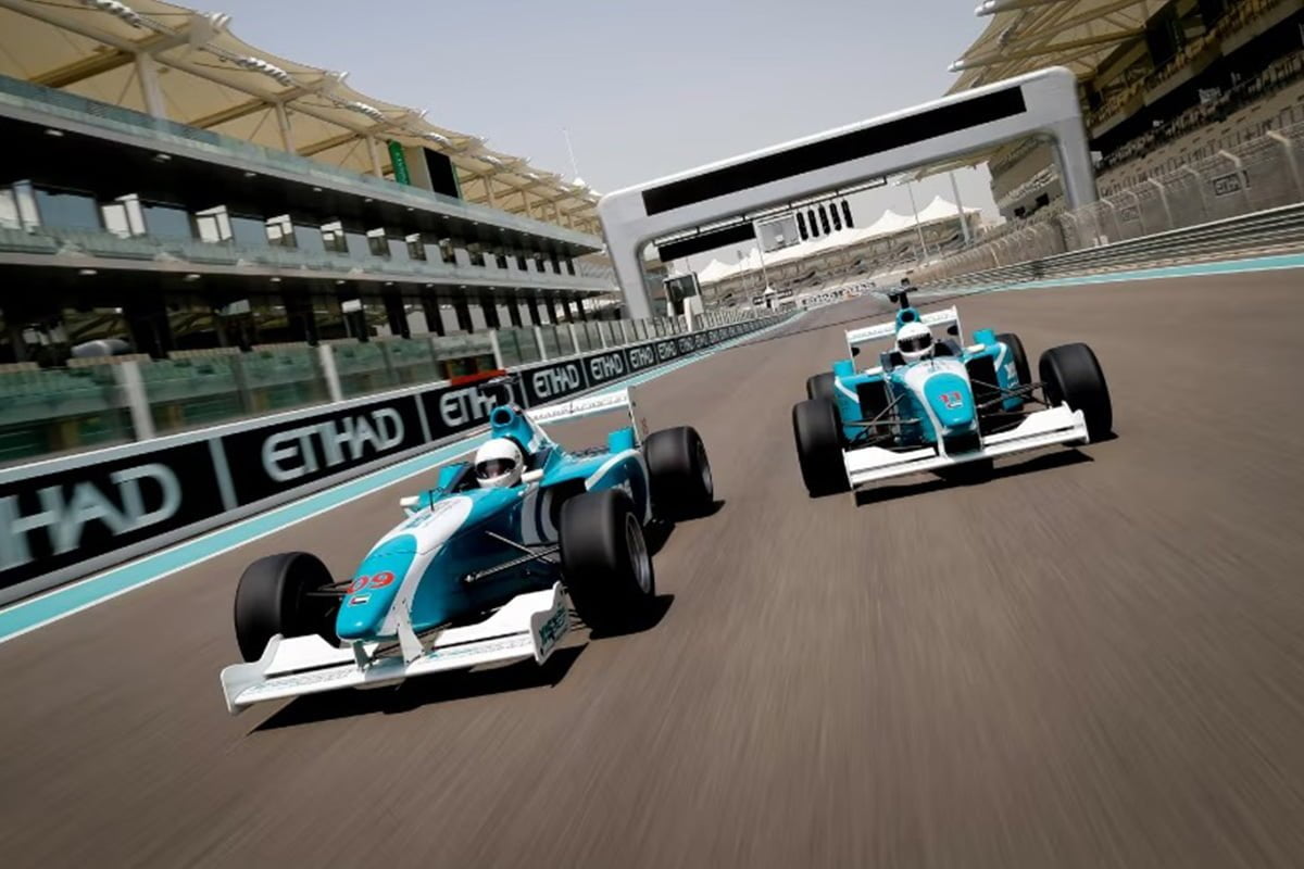Race met een echte formule wagen over het Yas Marina circuit in Abu Dhabi